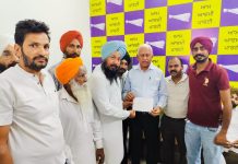 कैबिनेट मंत्री बरिन्दर गोयल ने लहरा हलके की पंचायतों को 44 लाख रुपये के अनुदान चेक वितरित किए।