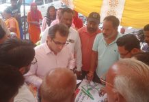 जिला कानूनी सेवाएं अथॉरिटी की ओर से श्रम विभाग के सहयोग से सब-डिवीजन गिद्दड़बाहा के बस स्टैंड पर अंतरराष्ट्रीय मजदूर दिवस मनाया गया।