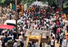 धार्मिक स्थलों को तोड़ने पहुंची प्रशासन की टीमों का लोगों ने किया कड़ा विरोध, कार्रवाई रोकी