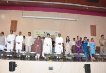 योजनाओं की जानकारी जिला की आधिकारिक वेबसाईट पर डाले- सांसद वरूण चैधरी