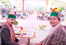 मुख्यमंत्री ने कल्पा ब्लॉक के 25 लाभार्थियों को भूमि पट्टे के मालिकाना हक प्रमाण-पत्र वितरित किए