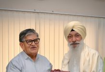 पंजाब के राज्यपाल द्वारा पद्मश्री भाई हरजिंदर सिंह जी (श्रीनगर वाले) को पंजाब राजभवन में किया गया सम्मानित
