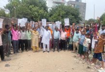 आपकी आवाज पार्टी चंडीगढ के अध्यक्ष प्रेमपाल चौहान ने आज आदर्श कॉलोनी सेक्टर 54 में पीड़ित लोगों से की मुलाकात