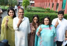 सांसद अरोड़ा ने परिवार के साथ वोट डाला, शानदार जीत का भरोसा जताया