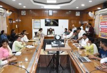 हरियाणा व्यापार मेला प्राधिकरण के मुख्य प्रशासक ने वीडियो कांफ्रेंसिंग के माध्यम से सभी उपायुक्तों के साथ समाधान शिविरों में लंबित शिकायतों की समीक्षा की