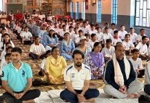 योग है आरोग्य का द्वार, जीवन में संतुलन के लिए योग अपनाएँ : अनुराग ठाकुर