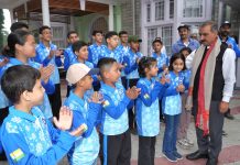 राष्ट्रीय आइस स्केटिंग चैंपियनशिप के लिए मुख्यमंत्री ने राज्य के दल को रवाना किया