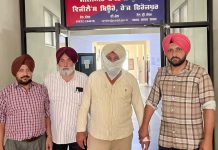 8,000 रुपए रिश्वत लेते सब-इंस्पेक्टर को विजिलेंस ब्यूरो ने किया काबू चंडीगढ़, 27 जून, 2025: पंजाब विजिलेंस ब्यूरो ने भ्रष्टाचार के खिलाफ चल रही सख्त मुहिम के दौरान, जिला फाजिल्का के थाना अमीर खास में तैनात सब-इंस्पेक्टर (एस.आई.) रवीपाल को 8,000 रुपए रिश्वत लेते हुए रंगे हाथों काबू किया है। इस संबंध में आज यहां जानकारी देते हुए राज्य विजिलेंस ब्यूरो के प्रवक्ता ने बताया कि यह गिरफ्तारी फिरोजपुर जिले के गुरूहर सहाए निवासी की शिकायत के आधार पर की गई है। प्रवक्ता ने आगे बताया कि शिकायतकर्ता ने विजिलेंस ब्यूरो से संपर्क कर आरोप लगाया था कि आरोपी एस.आई. ने हाईकोर्ट में एक रिट पिटिशन का जवाब तैयार करने और जमा करवाने तथा शिकायतकर्ता के खिलाफ दर्ज पुलिस केस से संबंधित चार्जशीट जिला अदालत में पेश करने के बदले 10,000 रुपए रिश्वत की मांग की थी। प्रवक्ता ने बताया कि शिकायत की जांच के बाद विजिलेंस ब्यूरो की टीम ने जाल बिछाकर उक्त पुलिस कर्मचारी को दो सरकारी गवाहों की उपस्थिति में शिकायतकर्ता से 8,000 रुपए रिश्वत लेते हुए रंगे हाथों पकड़ लिया। इस संबंध में आरोपी के खिलाफ भ्रष्टाचार निरोधक कानून के तहत विजिलेंस ब्यूरो थाना, फिरोजपुर रेंज में मामला दर्ज कर लिया गया है। प्रवक्ता ने बताया कि आरोपी को कल अदालत में पेश किया जाएगा और मामले की आगे की जांच जारी है।