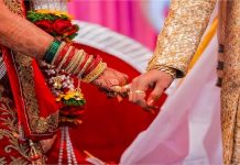 Love Marriage पर लग गई पूरी तरह पाबंदी, पंचायत ने ले लिया Shocking फैसला पंचायत ने एक चौंकाने वाला फैसला लेते हुए प्रेम विवाह पर पूरी तरह प्रतिबंध लगा दिया है।