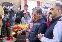 Shimla: मुख्यमंत्री सुक्खू ने पत्नी संग जाखू मंदिर में की पूजा-अर्चना, 108 फुट ऊंचा ध्वज किया स्थापित