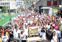 Kullu: बिजली महादेव रोपवे के विरोध में सड़काें पर उतरा जनसैलाब, रामशिला से ढालपुर तक निकली राेष रैली