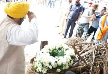 मुख्यमंत्री ने हज़ारों लोगों के साथ मशहूर मैराथन धावक फौजा सिंह को दी अंतिम विदाई