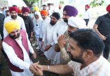 मुख्यमंत्री के खेतों के दौरे को ऐतिहासिक कदम बताते हुए गांववासियों ने जताया आभार