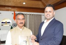 गोकुल बुटेल ने नेताजी सुभाष चंद्र बोस की हस्ताक्षरित तस्वीर मुख्यमंत्री को भेंट की