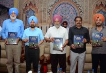 मेहल सिंह भुल्लर और एम.एफ. फारूकी ने राजदीप सिंह गिल की पुस्तक ‘एवर ऑनवर्ड्स’ की रिलीज