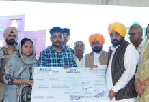 मुख्यमंत्री ने शहीद ए.एस.आई. धनवंत सिंह के परिजनों को सौंपा एक करोड़ रुपये का चेक