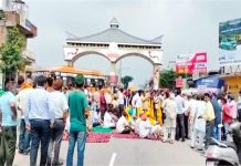 Una: मैहतपुर में टोल बैरियर पर पर्ची काटने को लेकर बवाल, नंगल वासियों ने किया धरना-प्रदर्शन
