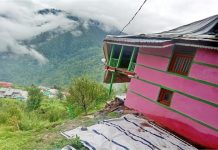 Kullu: भूस्खलन से गिरने की कगार पर 2 परिवारों का संयुक्त मकान, तंबुओं में कट रहे दिन और रातें