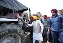 मुख्यमंत्री की ओर से पंजाब सरकार का हेलीकॉप्टर बचाव व राहत कार्यों के लिए तैनात, कैबिनेट साथियों के साथ बाढ़ प्रभावित क्षेत्रों का दौरा