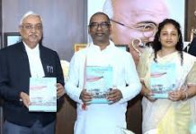 CM हेमंत ने विधानसभा में ‘बाबा बैद्यनाथ ज्योतिर्लिंग देवघर’ पुस्तक का किया लोकार्पण, महाधिवक्ता राजीव रंजन को दी बधाई