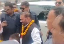 स्वामी प्रसाद मौर्य को थप्पड़ मारने वाला आरोपी आया जेल से बाहर, समाजसेवी ने घर पहुंचकर सौंपा 11 लाख का चेक