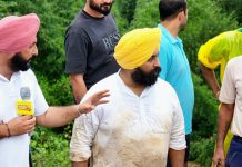 बाढ़ जैसे हालात से निपटने के लिए कैबिनेट मंत्री हरजोत बैंस ने हलके का खुद संभाला मोर्चा
