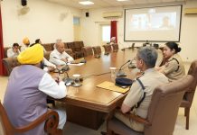 मुख्यमंत्री द्वारा बाढ़ प्रभावित कस्बों और शहरों में चल रहे सफाई, मरम्मत और राहत कार्यों की समीक्षा