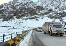 Kullu: 5 दिनों की बर्फीली कैद खत्म! मनाली-लेह मार्ग एकतरफा खुला, दारचा में फंसे 400 वाहन रवाना