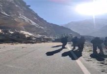 लाहौल में मूलिंग पुल के पास दरकी पहाड़ी, सड़क पर गिरा मलबा, मनाली-लेह हाईवे ठप