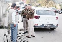 Hamirpur: नादौन में फुटपाथ पर खड़े 18 वाहनों के काटे चालान
