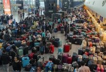 28 Flight Cancelled Today: रद्द की गई फ्लाइट्स की List आई सामने, फर्श पर बैठकर इंतजार करते रहे बेबस यात्री
