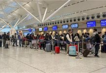 Indigo Flight Crisis: Indigo की उड़ानों में झटका: दिल्ली-मुंबई एयरपोर्ट पर हाहाकार, 234 उड़ानें रद्द