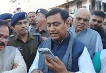अजमेर में पूर्व मंत्री की गाड़ी रोकी तो धरने पर बैठे कांग्रेस नेता