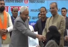 नियुक्ति पत्र देते समय CM नीतीश महिला का हटाने लगे हिजाब, RJD-कांग्रेस भड़की, वीडियो वायरल