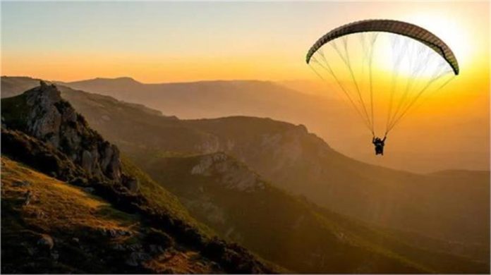 2026_1image_10_41_081787243paragliding-ll