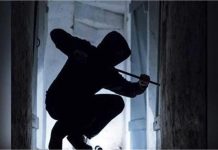 करंट वायर तोड़ सेवानिवृत्त फौजी के घर चोर कर गए बड़ा कांड, 8 लाख रूपए की लग गई चपत