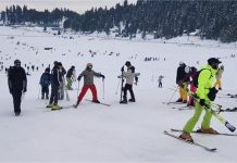 Jammu Kashmir में ताजा बर्फबारी ने बढ़ाई रौनक, भारी संख्या में पहुंचे Tourist