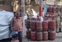 LPG बुकिंग बंद ! क्या रसोई गैस पर आने वाला है संकट? गैस एजेंसियों पर उमड़ी लोगों की भीड़