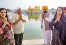 अदालत द्वारा ईमानदारी साबित होने के बाद अरविंद केजरीवाल ने मुख्यमंत्री भगवंत सिंह मान के साथ सच्चखंड श्री हरिमंदिर साहिब में माथा टेका