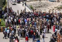 नोएडा सेक्टर-80 में फिर भड़का आक्रोश: शांत होने के बाद दोबारा सड़कों पर उतरे कर्मचारी