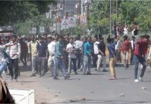 नोएडा DM की दो टूक: सुधर जाएं आउटसोर्सिंग एजेंसियां वरना होंगी Blacklist, मजदूरों के शोषण पर गिरेगी गाज