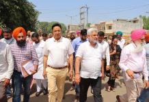 खाद्य एवं नागरिक आपूर्ति मंत्री लाल चंद कटारूचक्क ने भगतांवाला अनाज मंडी में चल रही गेहूं खरीद का लिया जायजा
