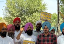 आप नेताओं और कार्यकर्ताओं द्वारा “पंजाब के गद्दारों” के खिलाफ राज्यव्यापी प्रदर्शन, दलबदलू संसद सदस्यों की सदस्यता रद्द करने की मांग