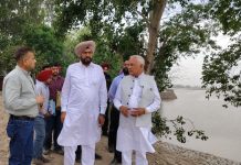 बरिंदर कुमार गोयल द्वारा बी.ओ.पी. शाहपुर स्थित रावी नदी के धुस्सी बांध पर चल रहे बाढ़ सुरक्षा प्रबंधों का जायज़ा