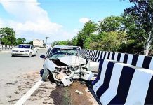 मन्नत पूरी करने जा रहे परिवार के साथ दर्दनाक हादसा, अनियंत्रित होकर डिवाइडर से टकराई कार; मां की मौत, बेटा घायल
