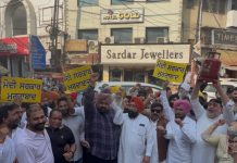 ‘आप’ के ‘ट्रेड विंग’ ने गैस सिलेंडर की कीमतों में बढ़ोतरी के खिलाफ घंटा घर पर विरोध प्रदर्शन किया