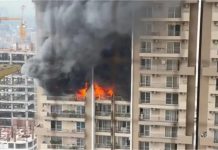 Noida के सेक्टर 75 में आइवी काउंटी के एक अपार्टमेंट में लगी भीषण आग, दमकल की गाड़ियां मौके पर पहुंचीं