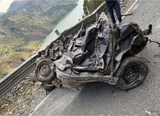 हिमाचल के चंबा में 800 फुट गहरी खाई में गिरी कार, 2 युवकों की मौत, गाड़ी के उड़ गए परखच्चे