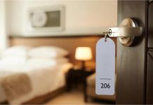 Hotel के कमरे में घुसते ही बेड के नीचे क्यों फेंकनी चाहिए पानी की बोतल? फ्लाइट अटेंडेंट का सीक्रेट जान चौंक जाएंगे आप