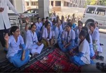 रेनू भाटिया के बयान पर प्रदर्शन; नर्सिंग स्टाफ बोला- ‘हम दोषी नहीं हमें बदनाम मत करो असली जिम्मेदारों को सामने लाओ’
